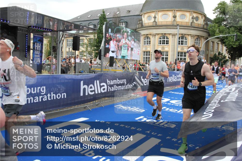 29.06.2025 - hella hamburg halbmarathon Michael Strokosch http://msf.ph/oto/8262924 29.06.2025 10:51:54 Ziel 2396, 2818, 2823, 2880, 4297, 5102, 7224, 8710, 8819, 8856, 9793, 9959, 12224, 13799, 15427, 15690, 15727, 16907, 17682, 17815, 17962, 19053, 19137 meine-sportfotos.de
