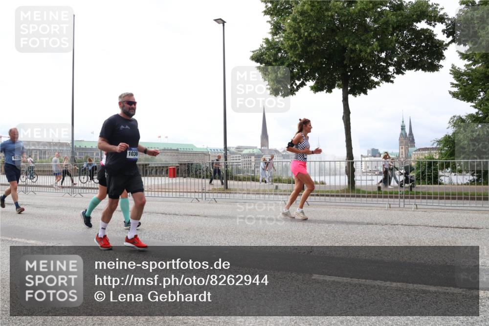 29.06.2025 - hella hamburg halbmarathon Lena Gebhardt http://msf.ph/oto/8262944 29.06.2025 10:34:33 Lombardsbrücke 1025, 1672, 2023, 2265, 2355, 2412, 2464, 2496, 2510, 2511, 2801, 2933, 3130, 3145, 3420, 3829, 3848, 4540, 4824, 4826, 5453, 5609, 6034, 6105, 6171, 6310, 6329, 6335, 6571, 6574, 6843, 7020, 7324, 7329, 7386, 7644, 7733, 8349, 8369, 8705, 8793, 8965, 9122, 9164, 9379, 9448, 9514, 10335, 10360, 10564, 10674, 11122, 11245, 11646, 11872, 12164, 12236, 12382, 13957, 15477, 16238, 16311, 16390, 16682, 16919, 17230, 18158, 18941 meine-sportfotos.de