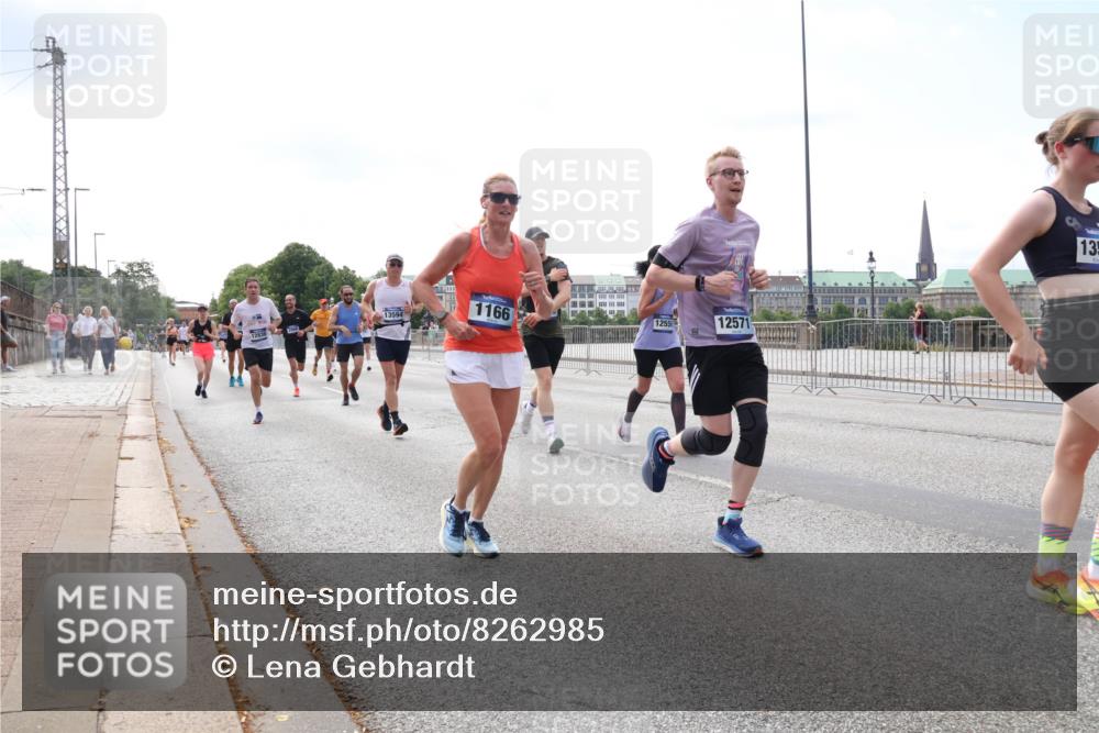 29.06.2025 - hella hamburg halbmarathon Lena Gebhardt http://msf.ph/oto/8262985 29.06.2025 10:11:02 Lombardsbrücke 1166, 1186, 1723, 1781, 2868, 3837, 4287, 4389, 5254, 5653, 5990, 5991, 7250, 7271, 7370, 8171, 8206, 8207, 8368, 8561, 9119, 9169, 9681, 9829, 10196, 11149, 11355, 11887, 11904, 11905, 12426, 12556, 12571, 12629, 12790, 12836, 13588, 13594, 13603, 13825, 14022, 14149, 14270, 15009, 15214, 15252, 15908, 16383, 16808, 17142, 17500, 17532, 18949, 19241 meine-sportfotos.de