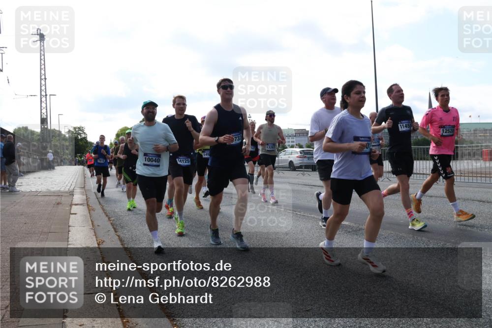 29.06.2025 - hella hamburg halbmarathon Lena Gebhardt http://msf.ph/oto/8262988 29.06.2025 09:57:08 Lombardsbrücke 1030, 1327, 1381, 1442, 1460, 1496, 1537, 1657, 1783, 1833, 2013, 2025, 2074, 2111, 2119, 2208, 2340, 2378, 2396, 2595, 2814, 2839, 2855, 2869, 2878, 3093, 3103, 3310, 3575, 3652, 3698, 3791, 4299, 4377, 4558, 4635, 4726, 4770, 4897, 5008, 5013, 5018, 5021, 5169, 5194, 5319, 5744, 5839, 6033, 6125, 6377, 6631, 6720, 6762, 6942, 7176, 7177, 7259, 7918, 8112, 8261, 8313, 8572, 8587, 8618, 8651, 8661, 8710, 8813, 8863, 8921, 8930, 9060, 9082, 9316, 9497, 9638, 10191 meine-sportfotos.de