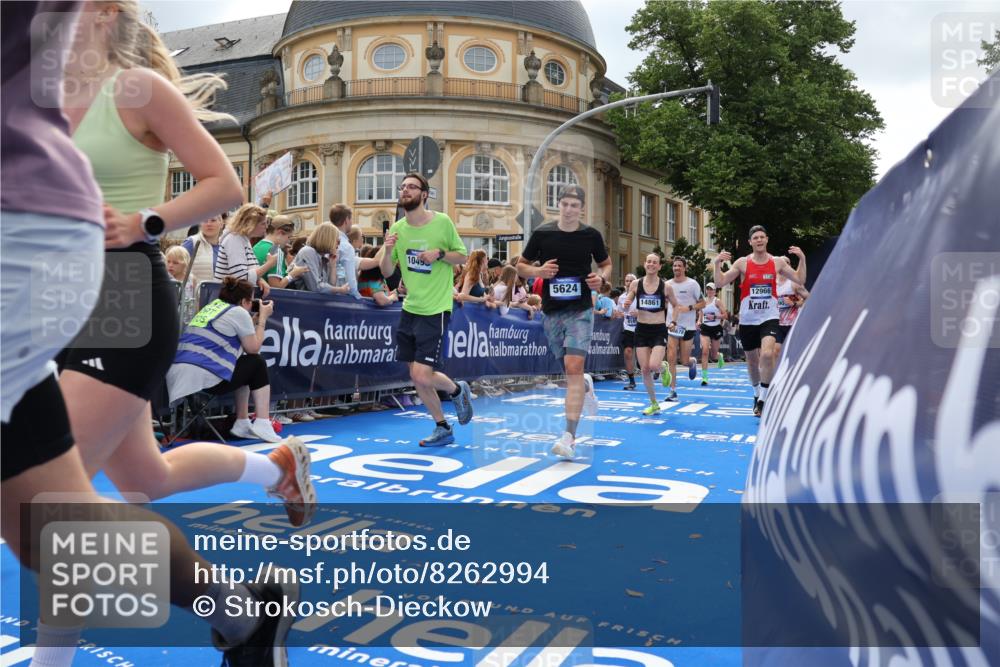 29.06.2025 - hella hamburg halbmarathon Strokosch-Dieckow http://msf.ph/oto/8262994 29.06.2025 10:43:54 Ziel 1558, 3437, 3697, 3907, 4981, 5624, 5692, 6705, 7185, 8063, 8145, 8900, 9043, 9081, 9374, 10493, 10596, 11778, 11809, 12438, 12966, 13897, 14861, 15383, 16549, 17376, 17403, 17516, 18650, 18678 meine-sportfotos.de