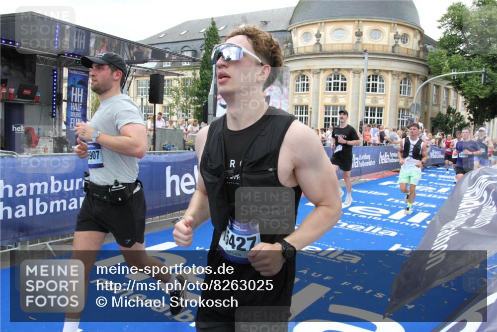 29.06.2025 - hella hamburg halbmarathon Michael Strokosch http://msf.ph/oto/8263025 29.06.2025 10:51:55 Ziel 2396, 2818, 2823, 2880, 4297, 5102, 8710, 8856, 9793, 9959, 12224, 13799, 15427, 15690, 16907, 17815, 17962, 19137 meine-sportfotos.de