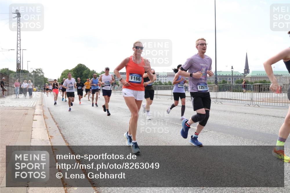 29.06.2025 - hella hamburg halbmarathon Lena Gebhardt http://msf.ph/oto/8263049 29.06.2025 10:11:02 Lombardsbrücke 1166, 1186, 1723, 1781, 2868, 3837, 4287, 4389, 5254, 5653, 5990, 5991, 7250, 7271, 7370, 8171, 8206, 8207, 8368, 8561, 9119, 9169, 9681, 9829, 10196, 11149, 11355, 11887, 11904, 11905, 12426, 12556, 12571, 12629, 12790, 12836, 13588, 13594, 13603, 13825, 14022, 14149, 14270, 15009, 15214, 15252, 15908, 16383, 16808, 17142, 17500, 17532, 18949, 19241 meine-sportfotos.de