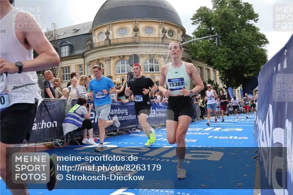 29.06.2025 - hella hamburg halbmarathon Strokosch-Dieckow http://msf.ph/oto/8263179 29.06.2025 10:44:01 Ziel 1391, 1558, 2816, 3021, 4981, 6705, 8063, 8900, 9081, 9633, 10193, 10596, 10930, 11346, 12438, 13123, 15383, 16506, 16549, 16648, 16697, 17403, 17516, 17977, 18004 meine-sportfotos.de