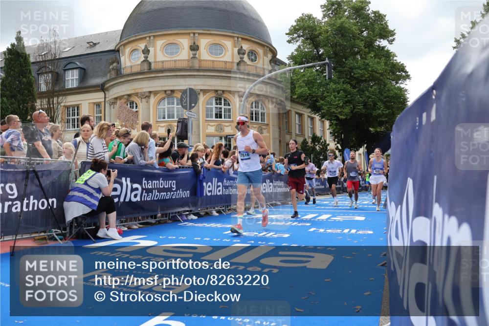 29.06.2025 - hella hamburg halbmarathon Strokosch-Dieckow http://msf.ph/oto/8263220 29.06.2025 10:44:02 Ziel 1391, 1558, 2816, 3021, 4981, 5231, 6705, 8063, 8900, 9081, 9633, 10193, 10596, 10930, 11346, 12438, 13123, 15383, 16506, 16648, 16697, 17516, 17748, 17977, 18004 meine-sportfotos.de
