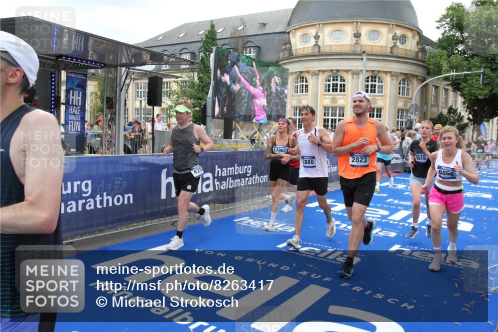 29.06.2025 - hella hamburg halbmarathon Michael Strokosch http://msf.ph/oto/8263417 29.06.2025 10:51:58 Ziel 2818, 2823, 2880, 4033, 4297, 5102, 6390, 7409, 7724, 8856, 9793, 9959, 10057, 13799, 15690, 17815, 17962, 18869, 19137 meine-sportfotos.de