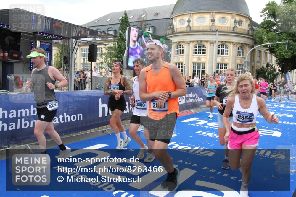 29.06.2025 - hella hamburg halbmarathon Michael Strokosch http://msf.ph/oto/8263466 29.06.2025 10:51:59 Ziel 2818, 2823, 2880, 4033, 4297, 5102, 6390, 7130, 7409, 7724, 8413, 8856, 8977, 9959, 10057, 13799, 15690, 17815, 17962, 17978, 18869, 19137 meine-sportfotos.de