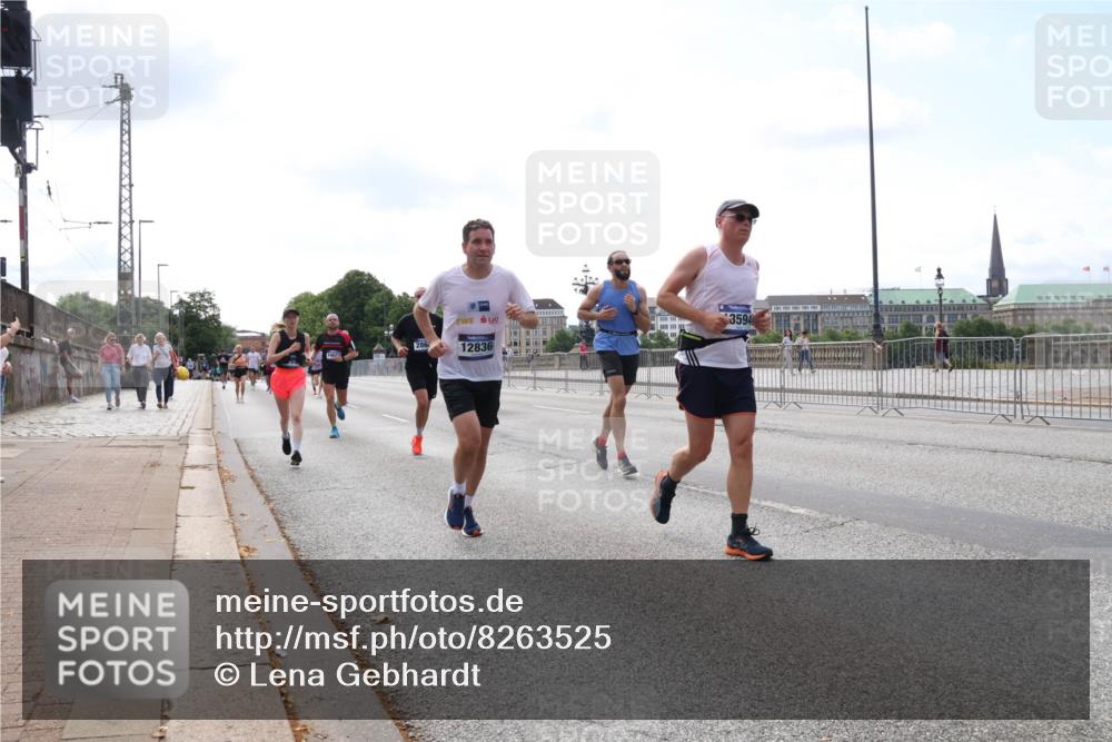29.06.2025 - hella hamburg halbmarathon Lena Gebhardt http://msf.ph/oto/8263525 29.06.2025 10:11:04 Lombardsbrücke 1166, 1186, 1723, 1781, 2868, 3837, 4287, 4389, 5254, 5653, 5990, 5991, 7250, 7271, 7370, 8171, 8206, 8207, 8368, 8561, 9119, 9169, 9829, 10196, 11149, 11355, 11887, 11904, 11905, 12286, 12426, 12556, 12571, 12629, 12790, 12836, 13588, 13594, 13603, 13825, 14022, 14149, 14270, 15009, 15214, 15252, 15908, 16383, 16808, 17142, 17500, 17532, 17787, 18949, 19241 meine-sportfotos.de