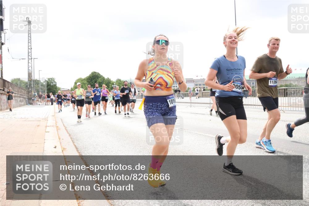 29.06.2025 - hella hamburg halbmarathon Lena Gebhardt http://msf.ph/oto/8263666 29.06.2025 11:08:23 Lombardsbrücke 1769, 1907, 1923, 1969, 2318, 2319, 2433, 3063, 3271, 3313, 3442, 3549, 3646, 3666, 3915, 4070, 4406, 4407, 4439, 4455, 4461, 4482, 4573, 4584, 4630, 4631, 4716, 4791, 4919, 5005, 5195, 5398, 5401, 5439, 5704, 5858, 5859, 5896, 6016, 6070, 6219, 6227, 6367, 6731, 6778, 6779, 6780, 6782, 6783, 6928, 6958, 6986, 7000, 7070, 7113, 7192, 7222, 7225, 7320, 7527, 7559, 7609, 7713, 7799, 7989, 8182, 8252, 8266, 8808, 8809, 8817, 8978, 9037, 9321 meine-sportfotos.de