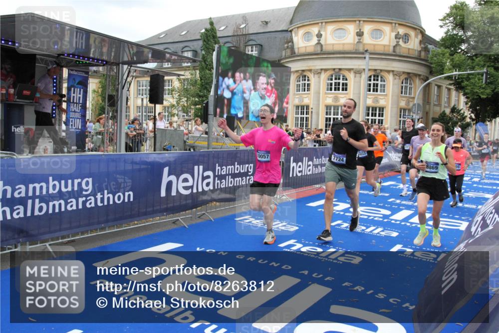 29.06.2025 - hella hamburg halbmarathon Michael Strokosch http://msf.ph/oto/8263812 29.06.2025 10:52:03 Ziel 4033, 5102, 5336, 6390, 7130, 7409, 7724, 8413, 8977, 10057, 15356, 15506, 15690, 16179, 17978, 18869 meine-sportfotos.de