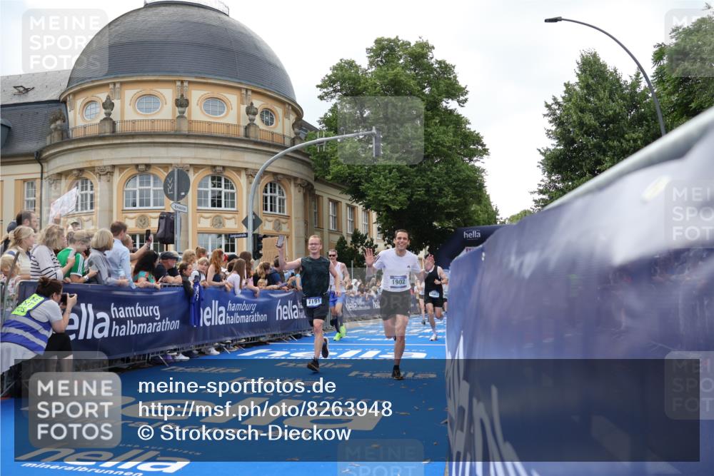 29.06.2025 - hella hamburg halbmarathon Strokosch-Dieckow http://msf.ph/oto/8263948 29.06.2025 10:44:24 Ziel 1057, 1220, 1902, 4310, 4691, 7191, 7322, 8928, 12327, 12528, 12554, 14464, 14667, 16547, 16803, 17097, 17729, 18765, 18806 meine-sportfotos.de
