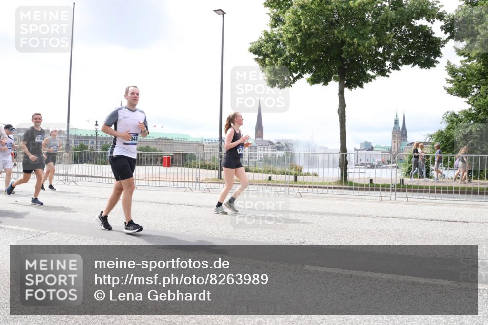 29.06.2025 - hella hamburg halbmarathon Lena Gebhardt http://msf.ph/oto/8263989 29.06.2025 11:08:25 Lombardsbrücke 1376, 1769, 1907, 1923, 1969, 2318, 2319, 2433, 3063, 3271, 3313, 3442, 3549, 3646, 3666, 3915, 4070, 4132, 4406, 4407, 4439, 4455, 4461, 4482, 4584, 4630, 4631, 4716, 4791, 4919, 5005, 5195, 5398, 5401, 5439, 5704, 5858, 5859, 5896, 6016, 6070, 6219, 6227, 6367, 6731, 6778, 6779, 6780, 6782, 6783, 6928, 6958, 6986, 7000, 7070, 7113, 7192, 7222, 7225, 7320, 7527, 7559, 7609, 7713, 7799, 7989, 8182, 8213, 8252, 8266, 8808, 8809, 8817, 8978, 9321 meine-sportfotos.de