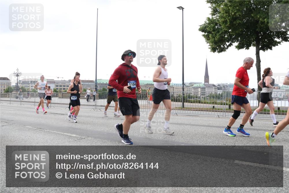 29.06.2025 - hella hamburg halbmarathon Lena Gebhardt http://msf.ph/oto/8264144 29.06.2025 10:46:08 Lombardsbrücke 1004, 1033, 1100, 1104, 1421, 1426, 1429, 1465, 1532, 1555, 1854, 1867, 1868, 1983, 2398, 2423, 2500, 2522, 2550, 2773, 2813, 2917, 2951, 2954, 2965, 3410, 4104, 4119, 4223, 4317, 4388, 4448, 4572, 5044, 5635, 5697, 5703, 5769, 5770, 5854, 5892, 6068, 6133, 6333, 6392, 6623, 7268, 7356, 7364, 7368, 7374, 7605, 7894, 7960, 7983, 8047, 8700, 9120, 9121, 9129, 9337, 9426, 9445, 10153, 10327, 10329, 10367, 10511, 11358, 11361, 11876, 11910, 12298, 12333, 12507, 12522 meine-sportfotos.de