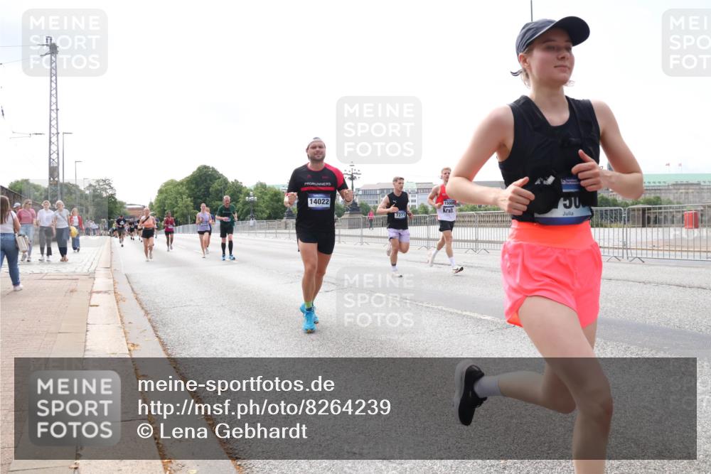 29.06.2025 - hella hamburg halbmarathon Lena Gebhardt http://msf.ph/oto/8264239 29.06.2025 10:11:07 Lombardsbrücke 1166, 1186, 1723, 1781, 2868, 3837, 4287, 4389, 5254, 5653, 5990, 5991, 7271, 7370, 8171, 8206, 8207, 8368, 8561, 9119, 9169, 9829, 10196, 10372, 11149, 11355, 11755, 12286, 12426, 12556, 12571, 12790, 12836, 13588, 13594, 13603, 14022, 14149, 14270, 15009, 15214, 15252, 15908, 16383, 16808, 17142, 17500, 17532, 17787, 18382, 18949, 19172, 19241 meine-sportfotos.de