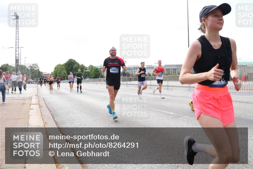 29.06.2025 - hella hamburg halbmarathon Lena Gebhardt http://msf.ph/oto/8264291 29.06.2025 10:11:07 Lombardsbrücke 1166, 1186, 1723, 1781, 2868, 3837, 4287, 4389, 5254, 5653, 5990, 5991, 7271, 7370, 8171, 8206, 8207, 8368, 8561, 9119, 9169, 9829, 10196, 10372, 11149, 11355, 11755, 12286, 12426, 12556, 12571, 12790, 12836, 13588, 13594, 13603, 14022, 14149, 14270, 15009, 15214, 15252, 15908, 16383, 16808, 17142, 17500, 17532, 17787, 18382, 18949, 19172, 19241 meine-sportfotos.de