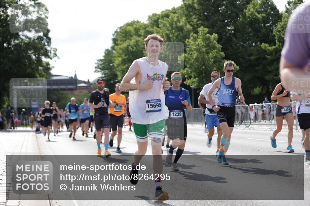 29.06.2025 - hella hamburg halbmarathon Jannik Wohlers http://msf.ph/oto/8264295 29.06.2025 09:59:45 Lombardsbrücke 1006, 1125, 1180, 1239, 1264, 1914, 2099, 2159, 2447, 2582, 2584, 2677, 2730, 2910, 3177, 3181, 3898, 4013, 4231, 4632, 4772, 4796, 5272, 5341, 5728, 6082, 6104, 6462, 6581, 6636, 6891, 6892, 7159, 7717, 7786, 7824, 8223, 8394, 8531, 8573, 8730, 9611, 10044, 10268, 10534, 10582, 10742, 10759, 10788, 11158, 11159, 11846, 11992, 12213, 12248, 12513, 12774, 13847, 13993, 14139, 14429, 14750, 14785, 15097, 15431, 16327, 17468, 17525 meine-sportfotos.de