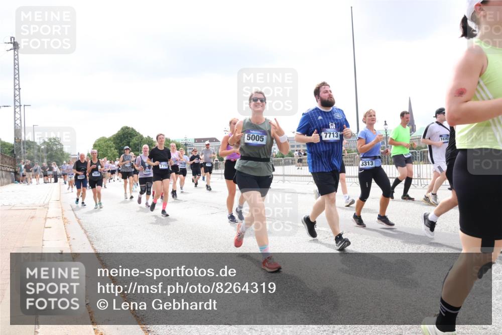 29.06.2025 - hella hamburg halbmarathon Lena Gebhardt http://msf.ph/oto/8264319 29.06.2025 11:08:27 Lombardsbrücke 1376, 1769, 1907, 1923, 1969, 2224, 2318, 2319, 2433, 2530, 2673, 3063, 3271, 3313, 3442, 3549, 3646, 3666, 3915, 4070, 4132, 4406, 4407, 4439, 4455, 4461, 4482, 4584, 4630, 4631, 4716, 4791, 4919, 5005, 5195, 5398, 5401, 5439, 5704, 5858, 5859, 5896, 6016, 6219, 6227, 6367, 6731, 6778, 6779, 6780, 6782, 6783, 6928, 6958, 6986, 7000, 7070, 7113, 7192, 7222, 7225, 7320, 7527, 7559, 7609, 7713, 7799, 7989, 8182, 8192, 8213, 8252, 8266, 8808, 8809, 8817, 8978, 9321 meine-sportfotos.de