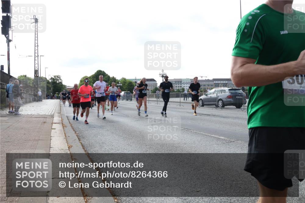 29.06.2025 - hella hamburg halbmarathon Lena Gebhardt http://msf.ph/oto/8264366 29.06.2025 09:57:14 Lombardsbrücke 1030, 1086, 1327, 1381, 1442, 1537, 1657, 1783, 2025, 2074, 2111, 2119, 2252, 2340, 2396, 2595, 2814, 2839, 2855, 2869, 2878, 3048, 3093, 3096, 3103, 3310, 3575, 3652, 3698, 3791, 4299, 4377, 4558, 4635, 4726, 4770, 4897, 4986, 5008, 5013, 5018, 5021, 5024, 5169, 5194, 5319, 5633, 5744, 6033, 6125, 6377, 6631, 6720, 6762, 6795, 6942, 7176, 7177, 7221, 7259, 7397, 7742, 7918, 8112, 8313, 8572, 8651, 8661, 8710, 8813, 8863, 8930, 9060, 9082, 9316, 9497, 10191 meine-sportfotos.de