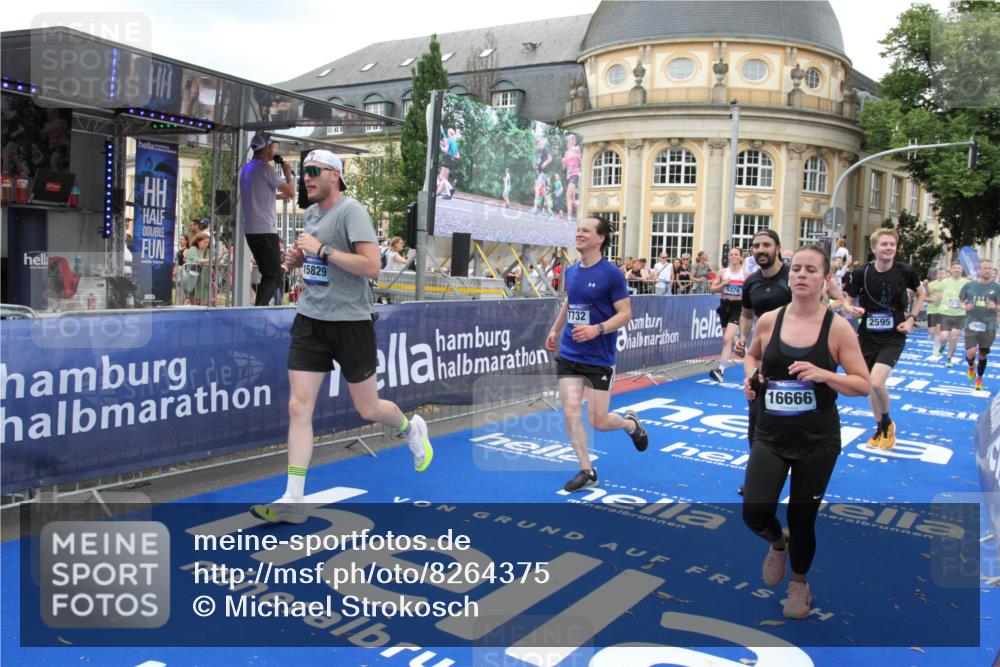 29.06.2025 - hella hamburg halbmarathon Michael Strokosch http://msf.ph/oto/8264375 29.06.2025 10:52:12 Ziel 1482, 2397, 2595, 5032, 5093, 5378, 6897, 7732, 9082, 12135, 12580, 13726, 14248, 14300, 15275, 15829, 16003, 16179, 16320, 16591, 16666, 17033, 17130, 18475, 18801 meine-sportfotos.de