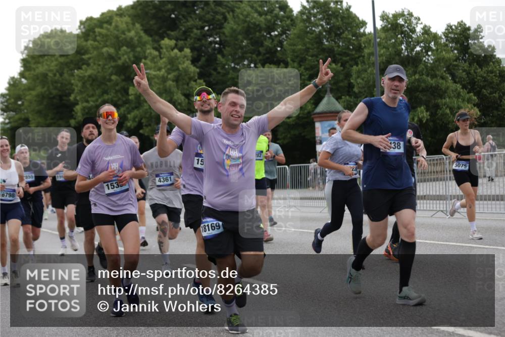 29.06.2025 - hella hamburg halbmarathon Jannik Wohlers http://msf.ph/oto/8264385 29.06.2025 10:33:13 Lombardsbrücke 1189, 1275, 1896, 1995, 2342, 2776, 3170, 3560, 4164, 4361, 4433, 4449, 4696, 5075, 5096, 5141, 5557, 5569, 5821, 5822, 5887, 6109, 6854, 6999, 7653, 7705, 8021, 8157, 8282, 8891, 9234, 9258, 9438, 9750, 9799, 10561, 11338, 11453, 11546, 11676, 11811, 11827, 11928, 12237, 12238, 12652, 12835, 12855, 13375, 13601, 13853, 14098, 14451, 15044, 15072, 15367 meine-sportfotos.de