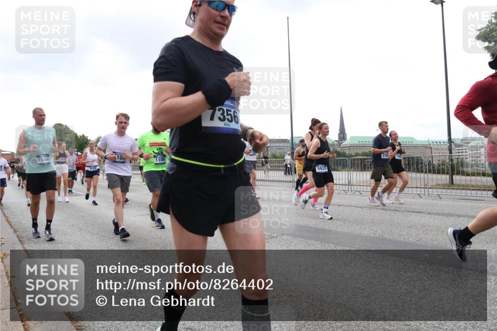29.06.2025 - hella hamburg halbmarathon Lena Gebhardt http://msf.ph/oto/8264402 29.06.2025 10:46:09 Lombardsbrücke 1004, 1100, 1104, 1421, 1426, 1429, 1465, 1532, 1555, 1854, 1867, 1868, 1983, 2398, 2423, 2500, 2522, 2773, 2813, 2917, 2951, 2954, 2965, 3410, 4104, 4119, 4223, 4317, 4388, 4448, 4572, 5044, 5635, 5697, 5703, 5769, 5770, 5854, 5892, 6068, 6133, 6333, 6392, 6623, 7268, 7356, 7364, 7368, 7374, 7605, 7894, 7960, 7983, 8047, 8700, 9120, 9121, 9129, 9337, 9426, 9445, 10153, 10327, 10329, 10367, 10511, 11358, 11361, 11876, 11910, 12298, 12333, 12507, 12522 meine-sportfotos.de