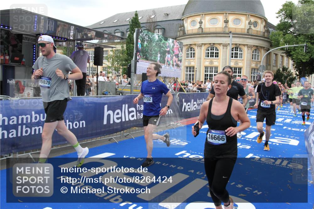 29.06.2025 - hella hamburg halbmarathon Michael Strokosch http://msf.ph/oto/8264424 29.06.2025 10:52:12 Ziel 1482, 2397, 2595, 5032, 5093, 5378, 6897, 7732, 9082, 12135, 12580, 13726, 14248, 14300, 15275, 15829, 16003, 16179, 16320, 16591, 16666, 17033, 17130, 18475, 18801 meine-sportfotos.de