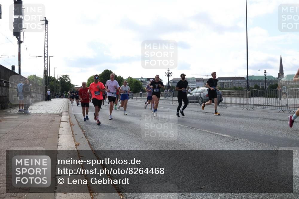 29.06.2025 - hella hamburg halbmarathon Lena Gebhardt http://msf.ph/oto/8264468 29.06.2025 09:57:14 Lombardsbrücke 1030, 1086, 1327, 1381, 1442, 1537, 1657, 1783, 2025, 2074, 2111, 2119, 2252, 2340, 2396, 2595, 2814, 2839, 2855, 2869, 2878, 3048, 3093, 3096, 3103, 3310, 3575, 3652, 3698, 3791, 4299, 4377, 4558, 4635, 4726, 4770, 4897, 4986, 5008, 5013, 5018, 5021, 5024, 5169, 5194, 5319, 5633, 5744, 6033, 6125, 6377, 6631, 6720, 6762, 6795, 6942, 7176, 7177, 7221, 7259, 7397, 7742, 7918, 8112, 8313, 8572, 8651, 8661, 8710, 8813, 8863, 8930, 9060, 9082, 9316, 9497, 10191 meine-sportfotos.de