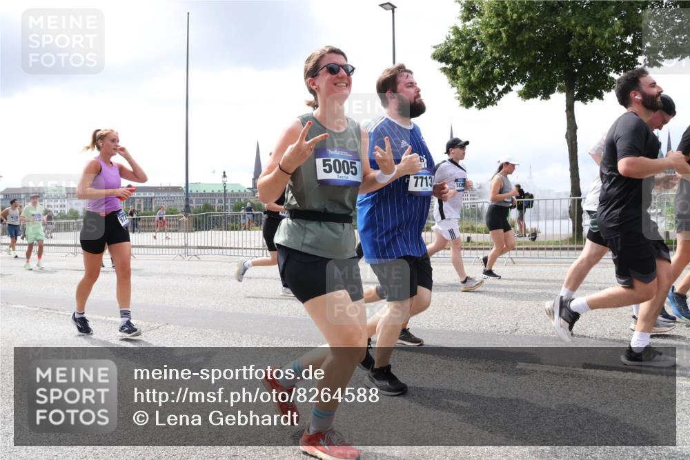 29.06.2025 - hella hamburg halbmarathon Lena Gebhardt http://msf.ph/oto/8264588 29.06.2025 11:08:28 Lombardsbrücke 1376, 1769, 1907, 1923, 1969, 2224, 2318, 2319, 2433, 2530, 2673, 3063, 3271, 3313, 3442, 3549, 3646, 3666, 3915, 4070, 4132, 4406, 4407, 4439, 4455, 4461, 4482, 4584, 4630, 4631, 4716, 4791, 4919, 5005, 5195, 5398, 5401, 5439, 5704, 5858, 5859, 5896, 6016, 6219, 6227, 6367, 6731, 6778, 6779, 6780, 6782, 6783, 6928, 6958, 6986, 7000, 7070, 7113, 7192, 7222, 7225, 7320, 7527, 7559, 7609, 7713, 7799, 7989, 8182, 8192, 8213, 8252, 8266, 8808, 8809, 8817, 8978, 9321 meine-sportfotos.de
