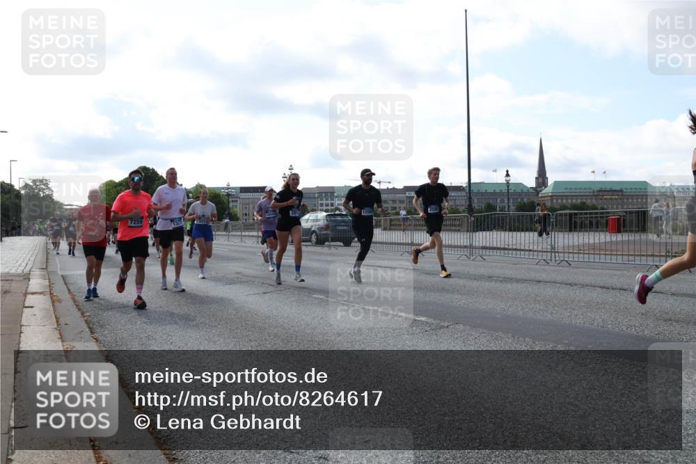 29.06.2025 - hella hamburg halbmarathon Lena Gebhardt http://msf.ph/oto/8264617 29.06.2025 09:57:15 Lombardsbrücke 1030, 1086, 1193, 1327, 1381, 1442, 1537, 1657, 1783, 2025, 2074, 2111, 2119, 2252, 2340, 2396, 2444, 2595, 2814, 2839, 2855, 2869, 2878, 3048, 3093, 3096, 3103, 3575, 3698, 3791, 4299, 4558, 4726, 4770, 4897, 4986, 5008, 5013, 5018, 5021, 5024, 5169, 5194, 5319, 5633, 5744, 6033, 6125, 6377, 6631, 6720, 6762, 6795, 6942, 7176, 7177, 7221, 7259, 7397, 7742, 7918, 8112, 8313, 8572, 8651, 8661, 8710, 8813, 8863, 8930, 9060, 9082, 9316, 9497, 10191 meine-sportfotos.de