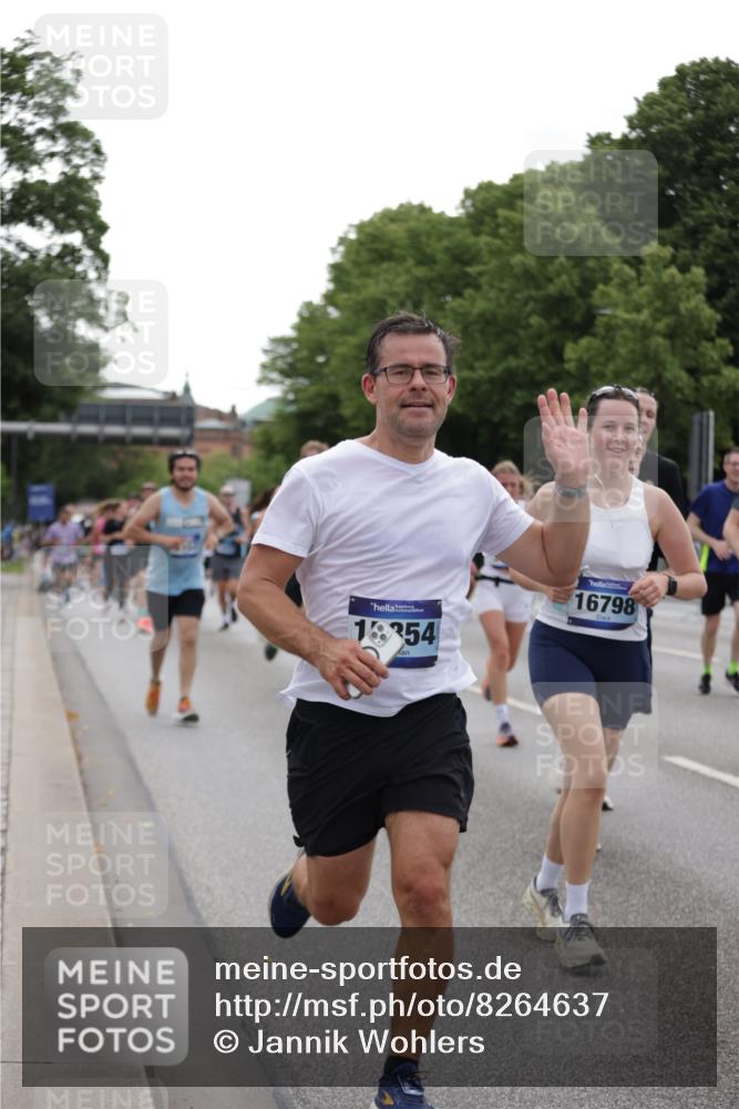 29.06.2025 - hella hamburg halbmarathon Jannik Wohlers http://msf.ph/oto/8264637 29.06.2025 10:33:15 Lombardsbrücke 1189, 1275, 1896, 2342, 2776, 3170, 3560, 4361, 4433, 4449, 4696, 4942, 5075, 5096, 5141, 5557, 5566, 5569, 5821, 5822, 5887, 6109, 6515, 6854, 6999, 7653, 7705, 8021, 8157, 8282, 8891, 9234, 9258, 9438, 9799, 10561, 11338, 11453, 11546, 11676, 11811, 11827, 11928, 12237, 12238, 12652, 12835, 12855, 13375, 13601, 13853, 14098, 14451, 15044, 15072, 15367 meine-sportfotos.de