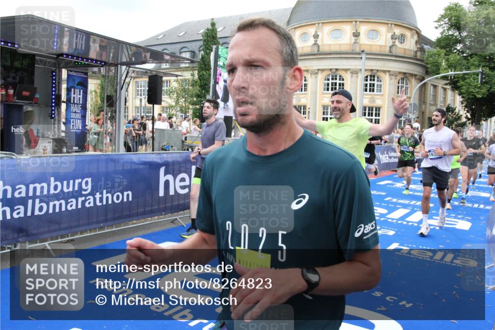 29.06.2025 - hella hamburg halbmarathon Michael Strokosch http://msf.ph/oto/8264823 29.06.2025 10:52:16 Ziel 1482, 2397, 4419, 4837, 5032, 5087, 5093, 5482, 6897, 9074, 9082, 12135, 13726, 14248, 14300, 15275, 16003, 16320, 16591, 17033, 17130, 18475, 18801 meine-sportfotos.de