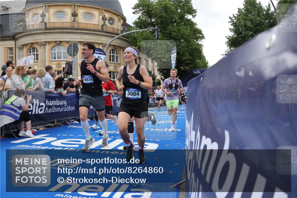 29.06.2025 - hella hamburg halbmarathon Strokosch-Dieckow http://msf.ph/oto/8264860 29.06.2025 10:44:50 Ziel 1424, 1520, 1941, 2098, 2890, 2970, 3004, 3098, 3785, 4270, 4425, 4915, 7056, 7167, 7325, 9030, 9720, 12161, 16834, 17251, 17382, 17406, 18055, 18631, 19207, 19210 meine-sportfotos.de