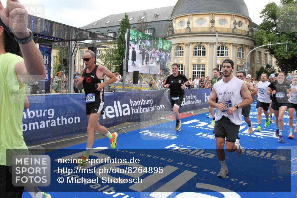 29.06.2025 - hella hamburg halbmarathon Michael Strokosch http://msf.ph/oto/8264895 29.06.2025 10:52:16 Ziel 1482, 2397, 4419, 4837, 5032, 5087, 5093, 5482, 6897, 9074, 9082, 12135, 13726, 14248, 14300, 15275, 16003, 16320, 16591, 17033, 17130, 18475, 18801 meine-sportfotos.de
