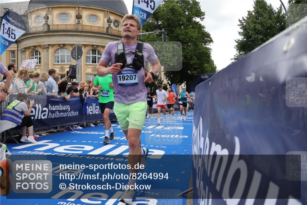 29.06.2025 - hella hamburg halbmarathon Strokosch-Dieckow http://msf.ph/oto/8264994 29.06.2025 10:44:51 Ziel 1424, 1520, 1941, 2098, 2890, 2970, 3004, 3098, 3785, 4270, 4425, 4915, 7056, 7167, 7325, 9030, 9720, 12161, 16058, 16834, 17382, 17406, 17544, 18055, 18631, 19207, 19210 meine-sportfotos.de