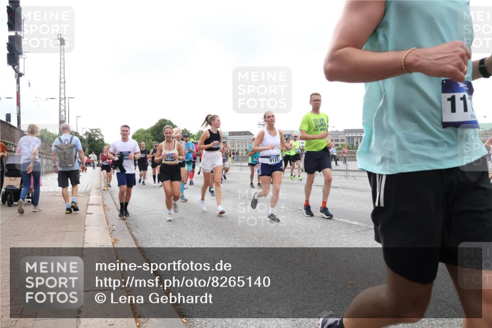 29.06.2025 - hella hamburg halbmarathon Lena Gebhardt http://msf.ph/oto/8265140 29.06.2025 10:46:11 Lombardsbrücke 1004, 1100, 1104, 1421, 1426, 1429, 1465, 1532, 1555, 1608, 1837, 1854, 1867, 1868, 1983, 2398, 2423, 2500, 2522, 2773, 2813, 2917, 2951, 2954, 2965, 3410, 4104, 4119, 4223, 4317, 4388, 4448, 4572, 5635, 5697, 5703, 5769, 5770, 5854, 5892, 6068, 6133, 6333, 6392, 6623, 7268, 7303, 7356, 7364, 7368, 7374, 7605, 7894, 7960, 7983, 8047, 8700, 9120, 9121, 9129, 9337, 9426, 9445, 10153, 10327, 10329, 10367, 10511, 11358, 11361, 11876, 11910, 12298, 12333, 12507, 12522 meine-sportfotos.de