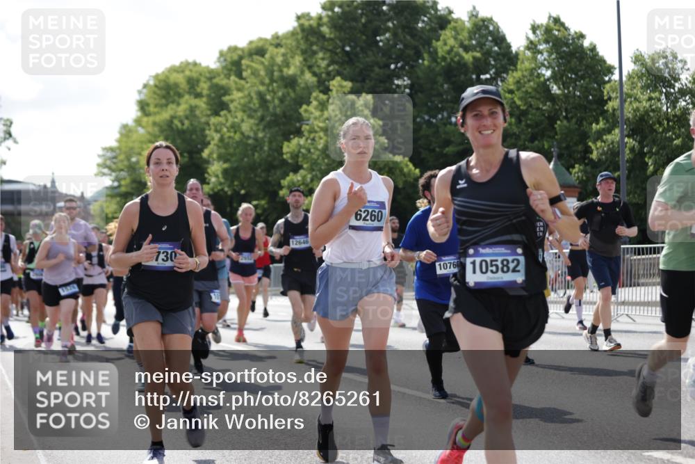 29.06.2025 - hella hamburg halbmarathon Jannik Wohlers http://msf.ph/oto/8265261 29.06.2025 09:59:53 Lombardsbrücke 1019, 1180, 1239, 1264, 1526, 2027, 2086, 2099, 2159, 2346, 2447, 2606, 2652, 2730, 3042, 3177, 3181, 3319, 3861, 3898, 4419, 4594, 4632, 4796, 4813, 4940, 5272, 5728, 6082, 6084, 6104, 6220, 6260, 6470, 6581, 6891, 7159, 7786, 7824, 8394, 8531, 9450, 10044, 10268, 10534, 10582, 10587, 10742, 10759, 10766, 10788, 10797, 11083, 11158, 11159, 11324, 11499, 11527, 11846, 11960, 11992, 12213, 12513, 12646, 12773, 12774, 13234, 13236, 13512, 13847, 13993, 14135 meine-sportfotos.de