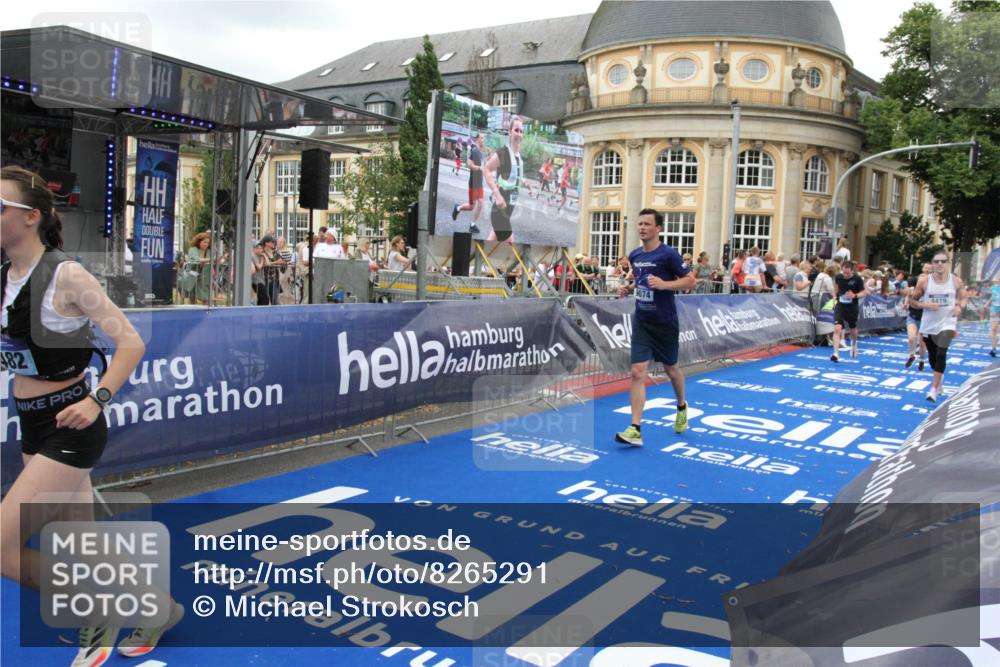 29.06.2025 - hella hamburg halbmarathon Michael Strokosch http://msf.ph/oto/8265291 29.06.2025 10:52:21 Ziel 4140, 4419, 4587, 4837, 5087, 5482, 6164, 7896, 9074, 13707, 15275, 15446, 16591, 17773 meine-sportfotos.de