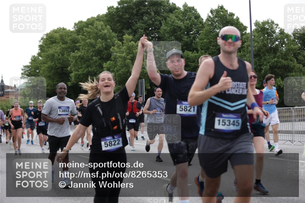 29.06.2025 - hella hamburg halbmarathon Jannik Wohlers http://msf.ph/oto/8265353 29.06.2025 10:33:23 Lombardsbrücke 1189, 1275, 1417, 1896, 2342, 2482, 3170, 3264, 3340, 3345, 3560, 4361, 4433, 4449, 4479, 4696, 4942, 5075, 5096, 5141, 5557, 5566, 5569, 5691, 5821, 5822, 5887, 6109, 6364, 6515, 6516, 6854, 6956, 7027, 7565, 7653, 8021, 8157, 8202, 8282, 8375, 8377, 8383, 8401, 9094, 9234, 9438, 9799, 9875, 9995, 10007, 10071, 10561, 11092, 11111, 11237, 11338, 11453, 11546, 11676, 11827, 11928, 12237, 12238, 12562, 12652, 12835, 12855, 13535, 13601, 13741, 13853, 13934, 14032, 14098 meine-sportfotos.de