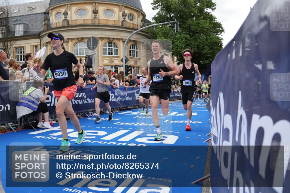 29.06.2025 - hella hamburg halbmarathon Strokosch-Dieckow http://msf.ph/oto/8265374 29.06.2025 10:44:59 Ziel 1171, 1424, 1520, 2890, 3917, 4425, 4997, 6266, 7709, 7843, 9030, 9710, 10313, 10741, 11688, 13919, 15334, 15365, 16058, 17381, 17382, 17406, 17544, 18055, 18631 meine-sportfotos.de