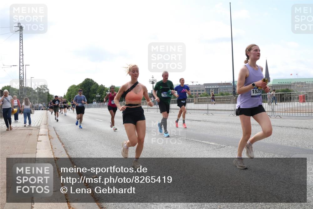 29.06.2025 - hella hamburg halbmarathon Lena Gebhardt http://msf.ph/oto/8265419 29.06.2025 10:11:11 Lombardsbrücke 1166, 1186, 1723, 1781, 2868, 3837, 4287, 5254, 5653, 7271, 7370, 8171, 8206, 8207, 8368, 8561, 9119, 9169, 9829, 10196, 10372, 11149, 11755, 12286, 12426, 12556, 12571, 12790, 12836, 13588, 13594, 13603, 14022, 14149, 14270, 15009, 15214, 15252, 15797, 15908, 16383, 16808, 17142, 17500, 17532, 17787, 18382, 18949, 19172, 19241 meine-sportfotos.de