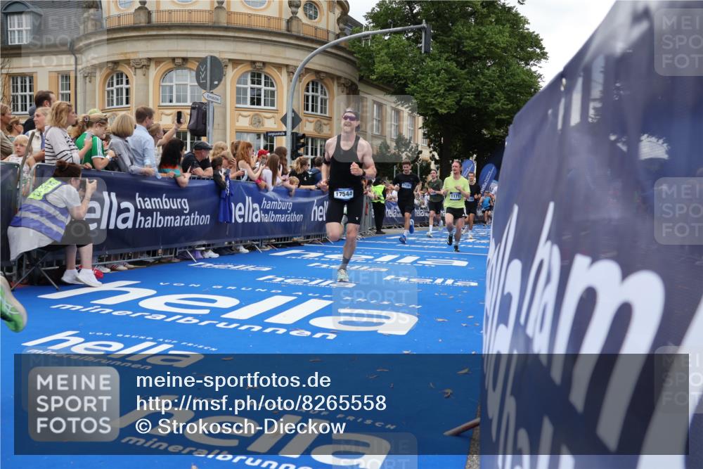 29.06.2025 - hella hamburg halbmarathon Strokosch-Dieckow http://msf.ph/oto/8265558 29.06.2025 10:45:01 Ziel 1171, 1424, 1520, 2270, 2890, 3917, 4997, 6266, 7709, 7843, 9030, 9302, 9710, 10313, 10741, 11688, 13919, 15334, 15365, 16058, 16685, 16689, 17381, 17382, 17544, 18055 meine-sportfotos.de