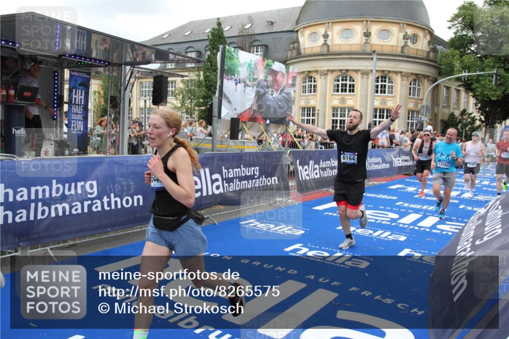 29.06.2025 - hella hamburg halbmarathon Michael Strokosch http://msf.ph/oto/8265575 29.06.2025 10:52:24 Ziel 4140, 4419, 4587, 6164, 7896, 9074, 13211, 13707, 15144, 15446, 17773, 17997 meine-sportfotos.de