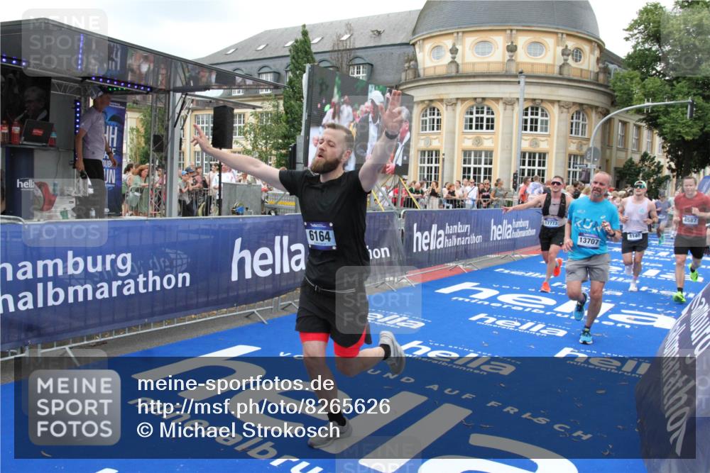 29.06.2025 - hella hamburg halbmarathon Michael Strokosch http://msf.ph/oto/8265626 29.06.2025 10:52:25 Ziel 4140, 4419, 4587, 6164, 7896, 9876, 13015, 13211, 13707, 15144, 15446, 17773, 17997 meine-sportfotos.de
