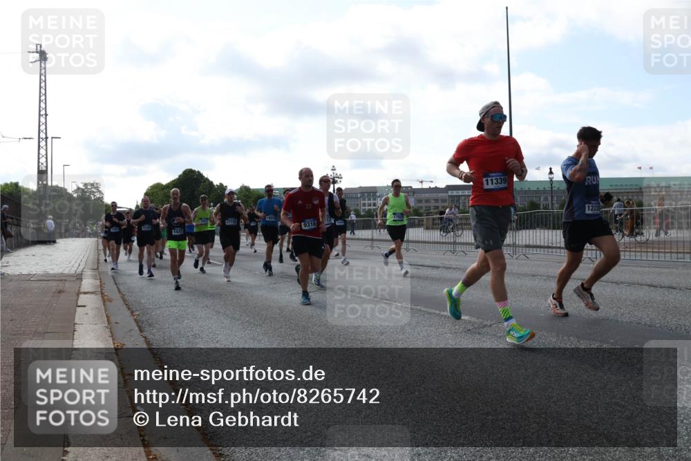 29.06.2025 - hella hamburg halbmarathon Lena Gebhardt http://msf.ph/oto/8265742 29.06.2025 09:57:18 Lombardsbrücke 1030, 1086, 1193, 1327, 1381, 1422, 1442, 1537, 1657, 1783, 2025, 2074, 2111, 2119, 2252, 2340, 2444, 2595, 2814, 2839, 2855, 2869, 2878, 3048, 3093, 3096, 3103, 3575, 3698, 3791, 4261, 4299, 4558, 4726, 4770, 4897, 4986, 5008, 5013, 5018, 5021, 5024, 5319, 5633, 5744, 5820, 5907, 6125, 6377, 6631, 6720, 6762, 6795, 6942, 7176, 7177, 7221, 7259, 7397, 7742, 7918, 7930, 7932, 8112, 8313, 8572, 8651, 8813, 8930, 9060, 9082, 9316, 9497, 10191 meine-sportfotos.de