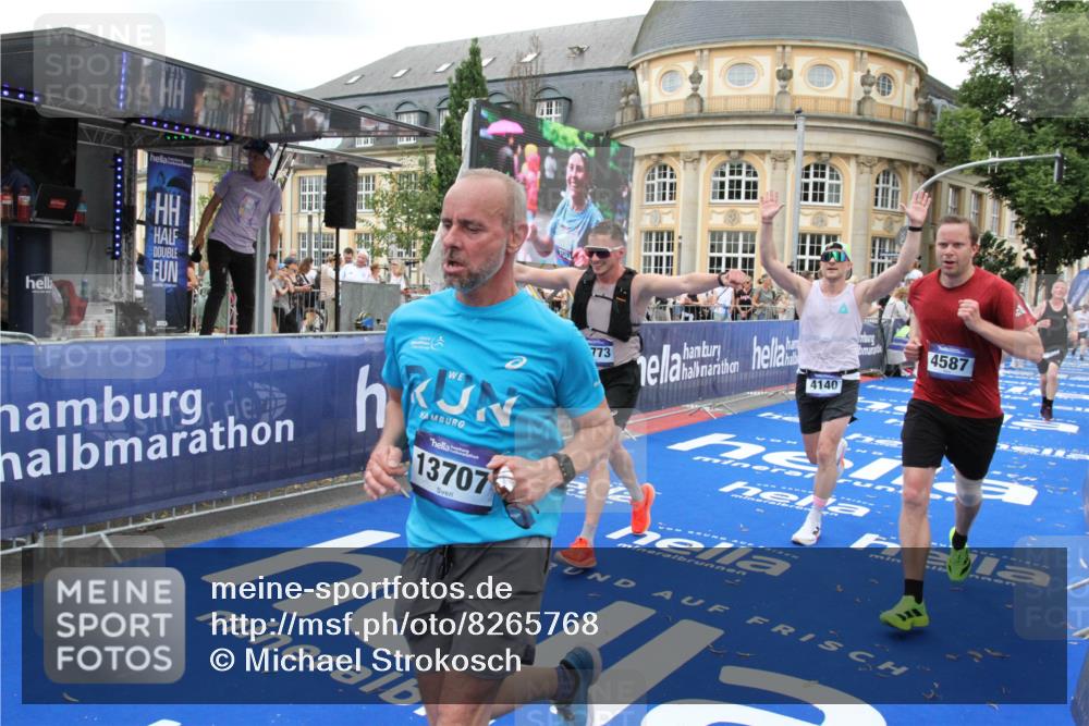 29.06.2025 - hella hamburg halbmarathon Michael Strokosch http://msf.ph/oto/8265768 29.06.2025 10:52:26 Ziel 4140, 4587, 6164, 7896, 8371, 8661, 9876, 13015, 13211, 13707, 15144, 15446, 17773, 17997 meine-sportfotos.de