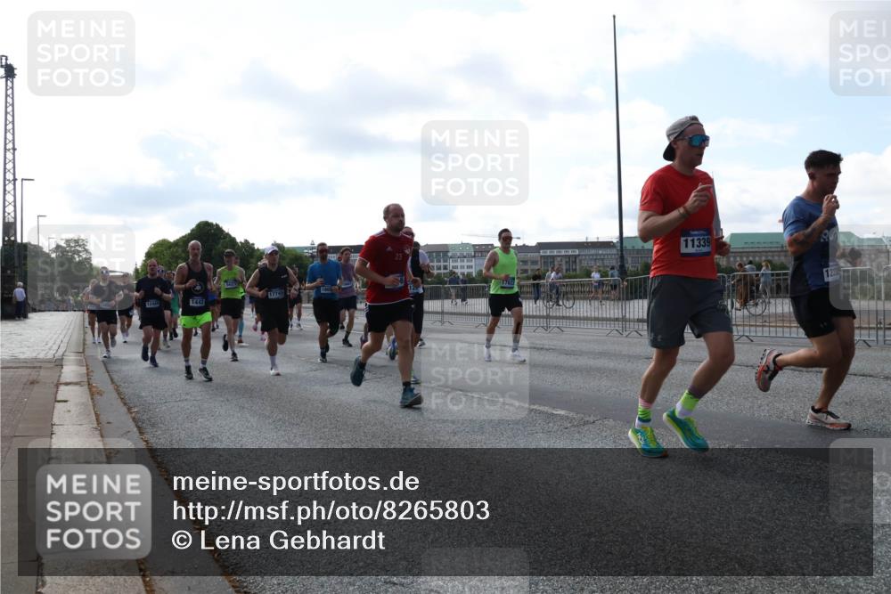 29.06.2025 - hella hamburg halbmarathon Lena Gebhardt http://msf.ph/oto/8265803 29.06.2025 09:57:18 Lombardsbrücke 1030, 1086, 1193, 1327, 1381, 1422, 1442, 1537, 1657, 1783, 2025, 2074, 2111, 2119, 2252, 2340, 2444, 2595, 2814, 2839, 2855, 2869, 2878, 3048, 3093, 3096, 3103, 3575, 3698, 3791, 4261, 4299, 4558, 4726, 4770, 4897, 4986, 5008, 5013, 5018, 5021, 5024, 5319, 5633, 5744, 5820, 5907, 6125, 6377, 6631, 6720, 6762, 6795, 6942, 7176, 7177, 7221, 7259, 7397, 7742, 7918, 7930, 7932, 8112, 8313, 8572, 8651, 8813, 8930, 9060, 9082, 9316, 9497, 10191 meine-sportfotos.de