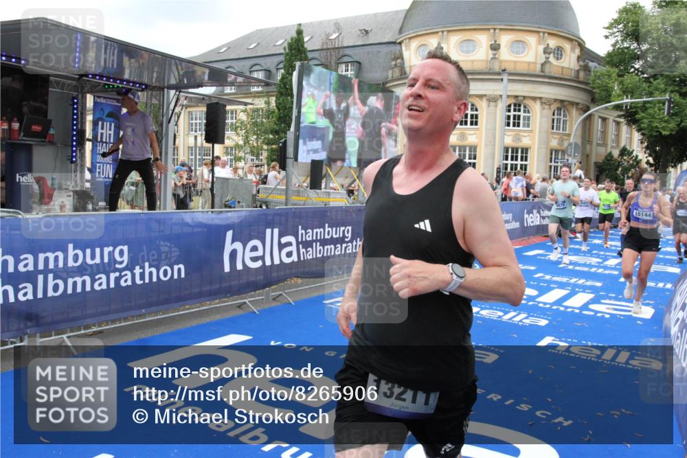 29.06.2025 - hella hamburg halbmarathon Michael Strokosch http://msf.ph/oto/8265906 29.06.2025 10:52:29 Ziel 3715, 4140, 7178, 7232, 8371, 8661, 9145, 9876, 11791, 13015, 13211, 14561, 15144, 15980, 17997 meine-sportfotos.de