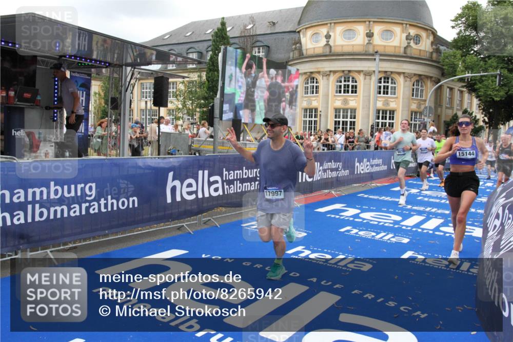 29.06.2025 - hella hamburg halbmarathon Michael Strokosch http://msf.ph/oto/8265942 29.06.2025 10:52:29 Ziel 3715, 4140, 7178, 7232, 8371, 8661, 9145, 9876, 11791, 13015, 13211, 14561, 15144, 15980, 17997 meine-sportfotos.de