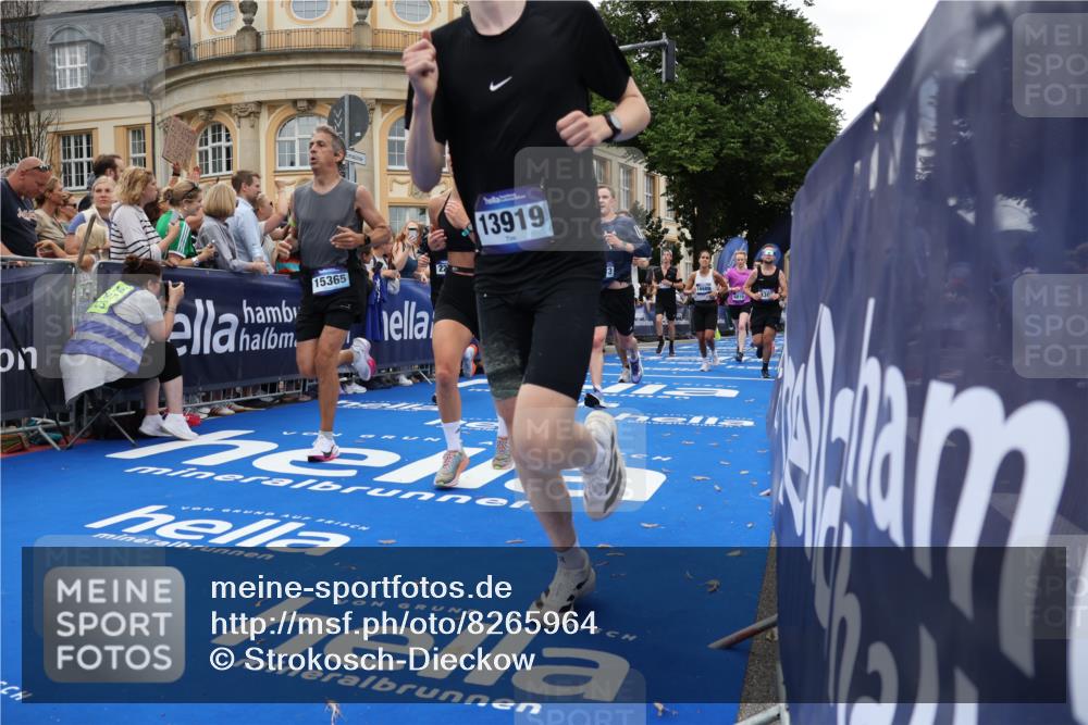 29.06.2025 - hella hamburg halbmarathon Strokosch-Dieckow http://msf.ph/oto/8265964 29.06.2025 10:45:09 Ziel 2188, 2270, 3917, 4997, 6054, 6266, 6375, 6575, 6819, 7087, 7709, 9302, 9710, 10064, 10313, 10741, 11688, 12783, 13919, 15365, 15563, 15636, 15651, 15741, 15760, 16513, 16685, 16689, 17120, 17960, 18346, 18718 meine-sportfotos.de