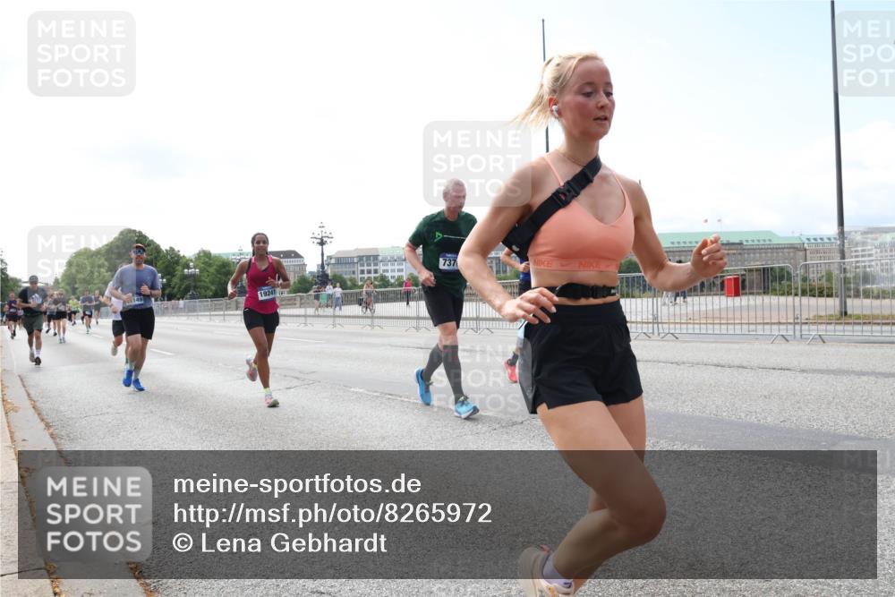 29.06.2025 - hella hamburg halbmarathon Lena Gebhardt http://msf.ph/oto/8265972 29.06.2025 10:11:12 Lombardsbrücke 1166, 1186, 1723, 1781, 2868, 3837, 4287, 5254, 5653, 7271, 7370, 8171, 8206, 8207, 8368, 8561, 9119, 9169, 9829, 10196, 10372, 11149, 11755, 12286, 12426, 12556, 12571, 12790, 12836, 13588, 13594, 13603, 14022, 14149, 14270, 15009, 15214, 15252, 15797, 15908, 16383, 16808, 17142, 17500, 17532, 17787, 18382, 18949, 19172, 19241 meine-sportfotos.de